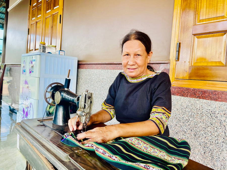 Bị khuyết tật từ nhỏ, đôi chân đi lại khó khăn nhưng bà Siu H’Jel (67 tuổi, làng Mrông Yố 2, xã Ia Ka, huyện Chư Păh) vẫn miệt mài dệt và may những chiếc thổ cẩm để sử dụng và bán nhằm gìn giữ nghề dệt truyền thống của dân tộc mình. Bị khuyết tật từ nhỏ, đôi chân đi lại khó khăn nhưng bà Siu H’Jel (67 tuổi, làng Mrông Yố 2, xã Ia Ka, huyện Chư Păh) vẫn miệt mài dệt và may những chiếc thổ cẩm để sử dụng và bán nhằm gìn giữ nghề dệt truyền thống của dân tộc mình.