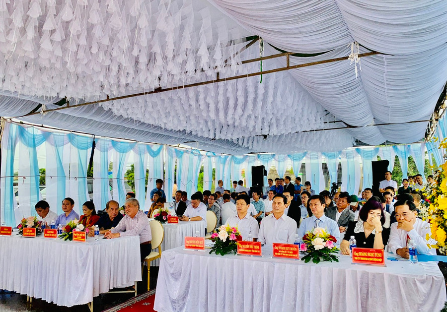 Các đại biểu dự lễ khởi công. Ảnh: Hồng Thương