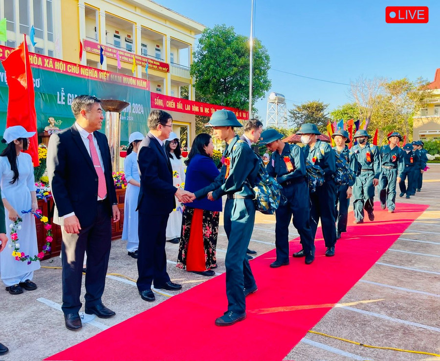 Lãnh đạo UBND tỉnh, Tỉnh đoàn, Huyện ủy và UBND huyện Đức Cơ động viên các tân binh trước lúc lên đường làm nhiệm vụ. Ảnh: Hồng Thương