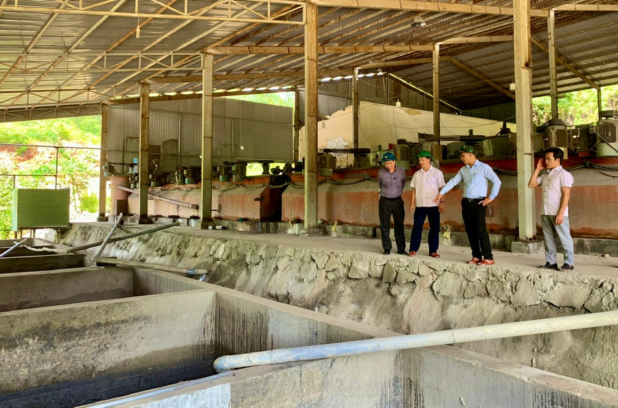 Đoàn kiểm tra khu xử lý chất thải tại điểm mỏ chì kẽm của Công ty Cổ phần khai thác và chế biến khoáng sản Đức Long Gia Lai ở xã Chư Mố. Ảnh: Hồng Thương Đoàn kiểm tra khu xử lý chất thải tại điểm mỏ chì kẽm của Công ty Cổ phần khai thác và chế biến khoáng sản Đức Long Gia Lai ở xã Chư Mố. Ảnh: Hồng Thương