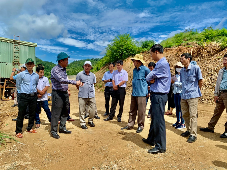 Đoàn đã đi thực tế kiểm tra điểm mỏ chì kẽm của Công ty Cổ phần khai thác và chế biến khoáng sản Đức Long Gia Lai tại xã Chư Mố. Ảnh: Hồng Thương Đoàn đã đi thực tế kiểm tra điểm mỏ chì kẽm của Công ty Cổ phần khai thác và chế biến khoáng sản Đức Long Gia Lai tại xã Chư Mố. Ảnh: Hồng Thương
