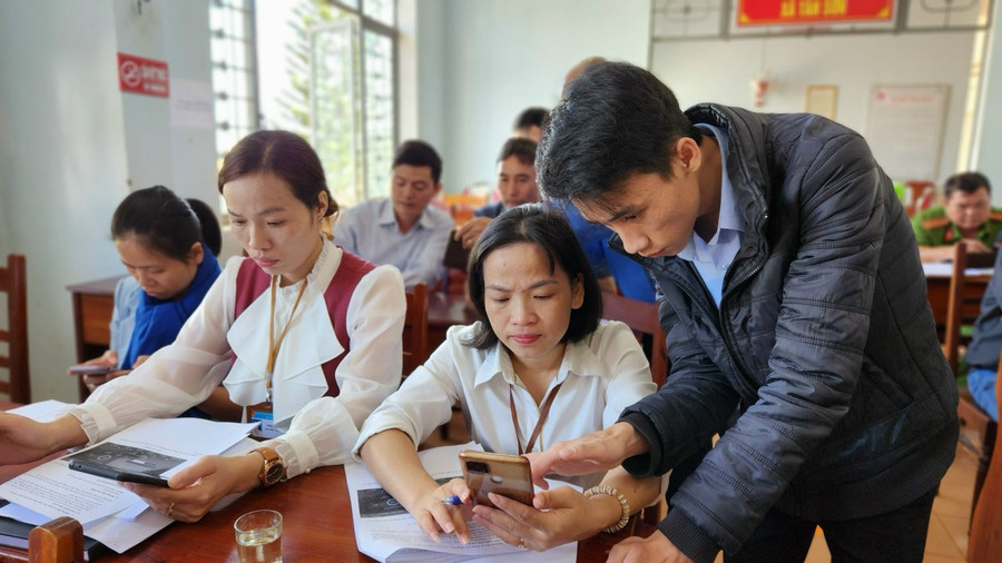 Ủy ban nhân dân TP. Pleiku phối hợp với Sở Thông tin và Truyền thông tập huấn kiến thức chuyển đổi số cho cán bộ, công chức, viên chức các xã, phường sử dụng dịch vụ công trực tuyến mức độ 3 và 4. Ảnh: Nhật Hào Ủy ban nhân dân TP. Pleiku phối hợp với Sở Thông tin và Truyền thông tập huấn kiến thức chuyển đổi số cho cán bộ, công chức, viên chức các xã, phường sử dụng dịch vụ công trực tuyến mức độ 3 và 4. Ảnh: Nhật Hào