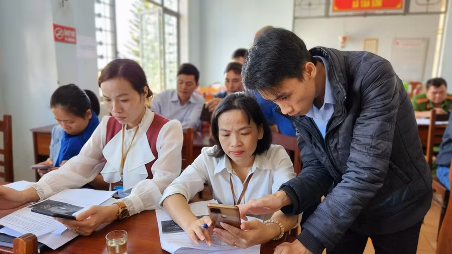 Ủy ban nhân dân TP. Pleiku phối hợp với Sở Thông tin và Truyền thông tập huấn kiến thức chuyển đổi số cho cán bộ, công chức, viên chức các xã, phường sử dụng dịch vụ công trực tuyến mức độ 3 và 4. Ảnh: Nhật Hào