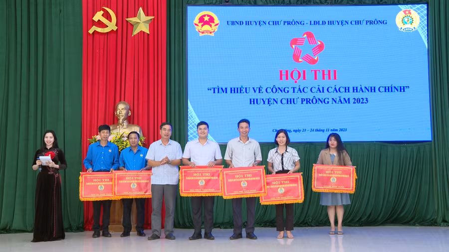 Ông Ksor Việt-Phó Chủ tịch UBND huyện trao giải nhất hội thi cho Cụm công đoàn cơ sở thị trấn Chư Prông. Ảnh: Hồng Thương