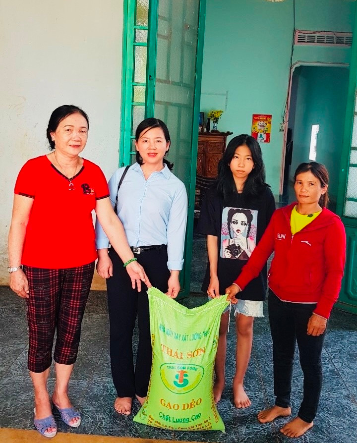 Định kỳ hàng tháng, các thành viên trong CLB đến tận nhà trao nhu yếu phẩm cho các trẻ. Ảnh: Nhật Hào Định kỳ hàng tháng, các thành viên trong CLB đến tận nhà trao nhu yếu phẩm cho các trẻ. Ảnh: Nhật Hào