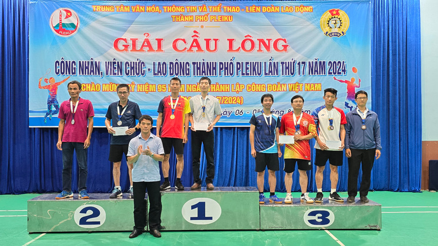 Ban Tổ chức trao giải cho các vận động viên có thành tích xuất sắc tại Giải cầu lông công nhân, viên chức, lao động. Ảnh: Nhật Hào Ban Tổ chức trao giải cho các vận động viên có thành tích xuất sắc tại Giải cầu lông công nhân, viên chức, lao động. Ảnh: Nhật Hào