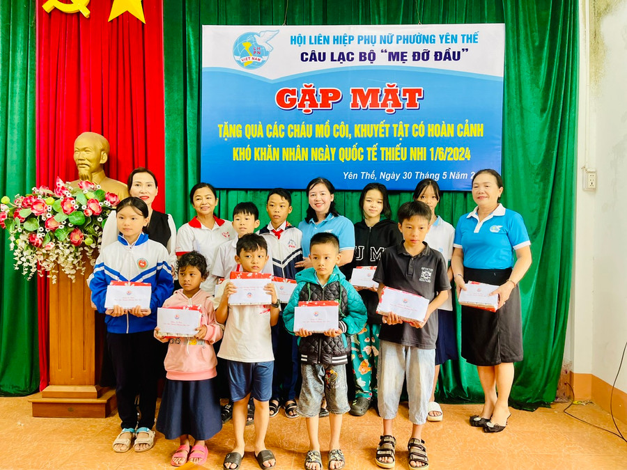 Mới đây, CLB đã tặng các cháu 30 phần quà trị giá 10 triệu đồng nhân Ngày Quốc tế thiếu nhi. Ảnh: Nhật Hào Mới đây, CLB đã tặng các cháu 30 phần quà trị giá 10 triệu đồng nhân Ngày Quốc tế thiếu nhi. Ảnh: Nhật Hào