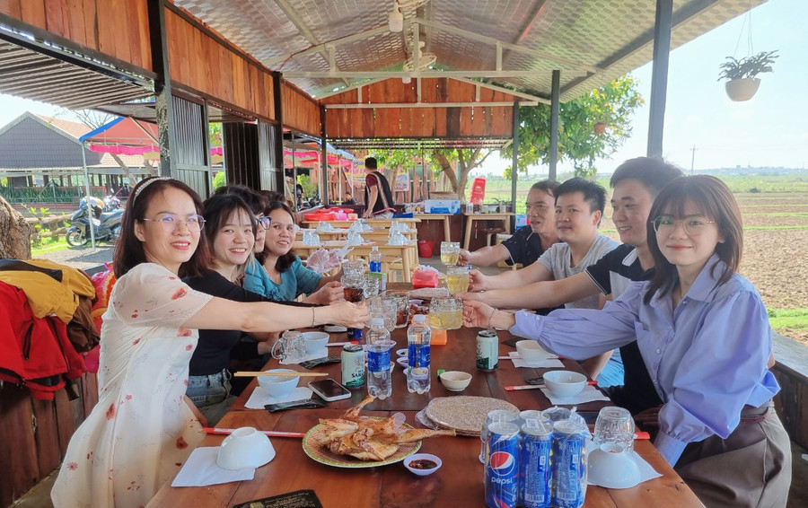 Ngoài nấu cơm ăn tại nhà bố mẹ, Chị Nguyễn Thị kim Nhung (ngoài cùng bên trái) cùng với bố mẹ, anh chị em thưởng thức các món ăn đặc trưng ở Gia Lai. Ảnh: Hồng Thương