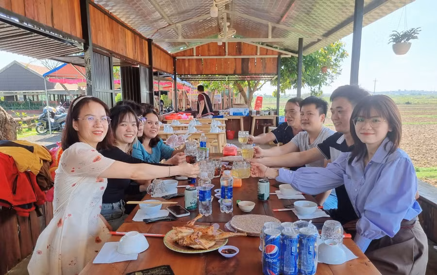 Ngoài nấu cơm ăn tại nhà bố mẹ, Chị Nguyễn Thị kim Nhung (ngoài cùng bên trái) cùng với bố mẹ, anh chị em thưởng thức các món ăn đặc trưng ở Gia Lai. Ảnh: Hồng Thương