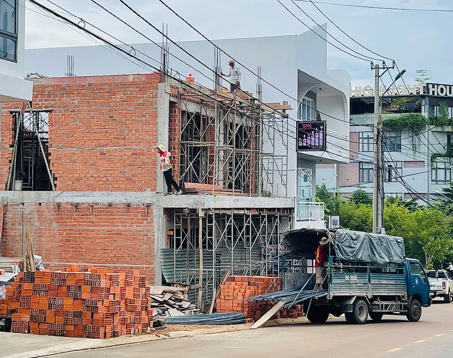 Sở Xây dựng đề nghị thực hiện nghiêm các quy định của pháp luật về quản lý an toàn lao động tại các công trình xây dựng. Ảnh: Nhật Hào Sở Xây dựng đề nghị thực hiện nghiêm các quy định của pháp luật về quản lý an toàn lao động tại các công trình xây dựng. Ảnh: Nhật Hào