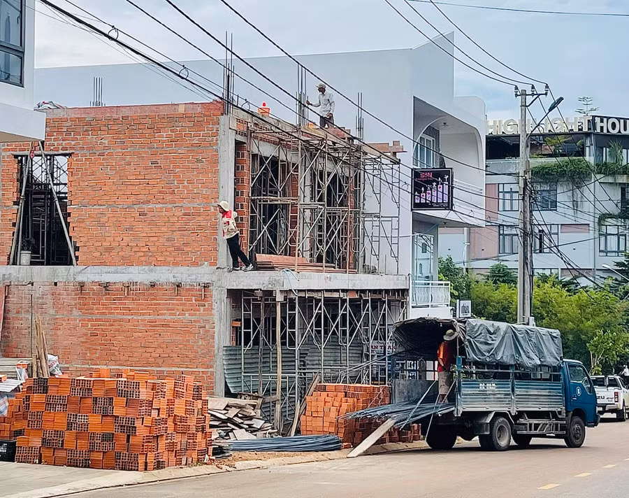 Sở Xây dựng đề nghị thực hiện nghiêm các quy định của pháp luật về quản lý an toàn lao động tại các công trình xây dựng. Ảnh: Nhật Hào