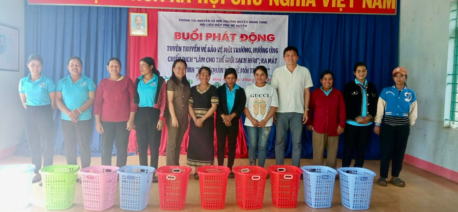 Ra mắt mô hình Tổ tự quản bảo vệ môi trường làng Chuk. Ảnh: Nhật Hào