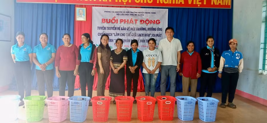 Ra mắt mô hình Tổ tự quản bảo vệ môi trường làng Chuk. Ảnh: Nhật Hào