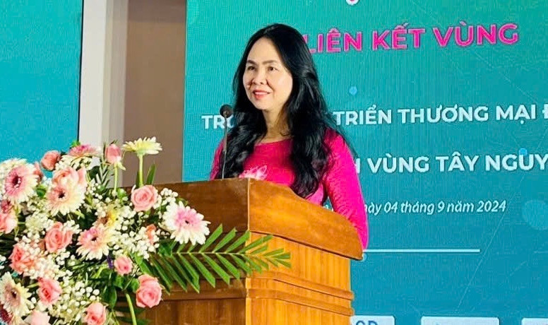 Bà Lê Hoàng Oanh-Cục trưởng Cục TMĐT và KTS phát biểu tại hội nghị. Ảnh: Nhật Hào Bà Lê Hoàng Oanh-Cục trưởng Cục TMĐT và KTS phát biểu tại hội nghị. Ảnh: Nhật Hào