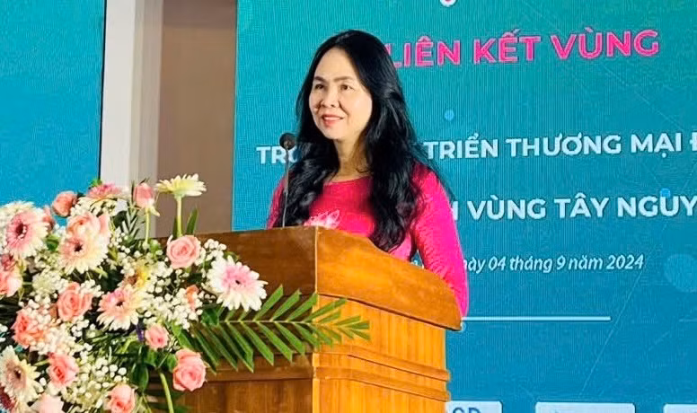 Bà Lê Hoàng Oanh-Cục trưởng Cục TMĐT và KTS phát biểu tại hội nghị. Ảnh: Nhật Hào