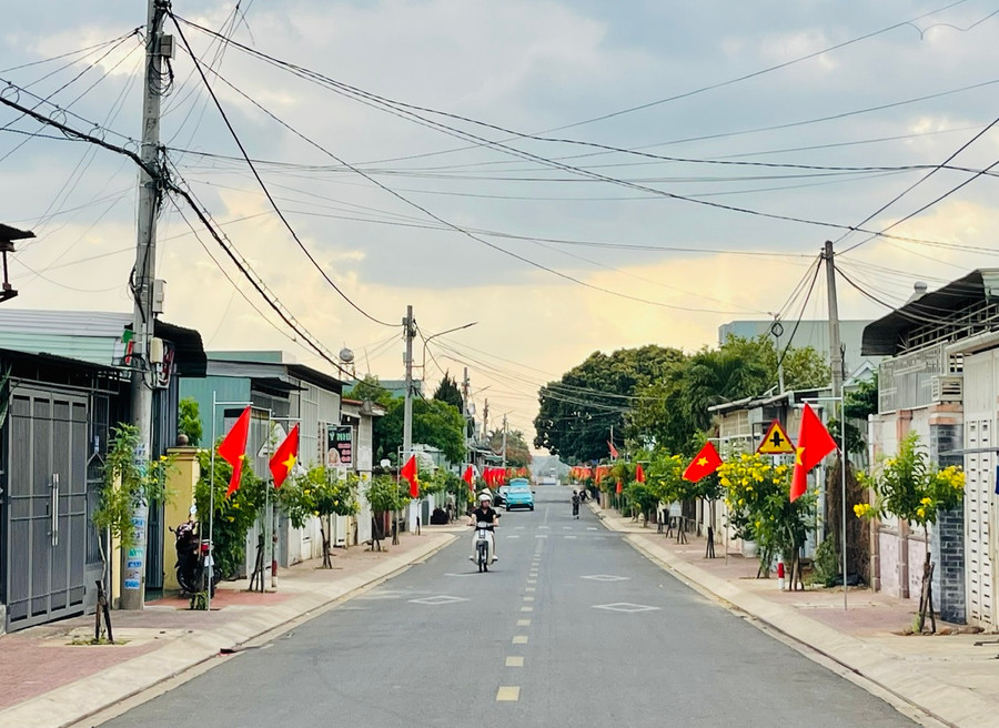 Tuyến đường Kim Đồng khang trang hơn khi Đoàn phường triển khai mô hình Đường cờ Tổ quốc. Ảnh: Nhật Hào Tuyến đường Kim Đồng khang trang hơn khi Đoàn phường triển khai mô hình Đường cờ Tổ quốc. Ảnh: Nhật Hào