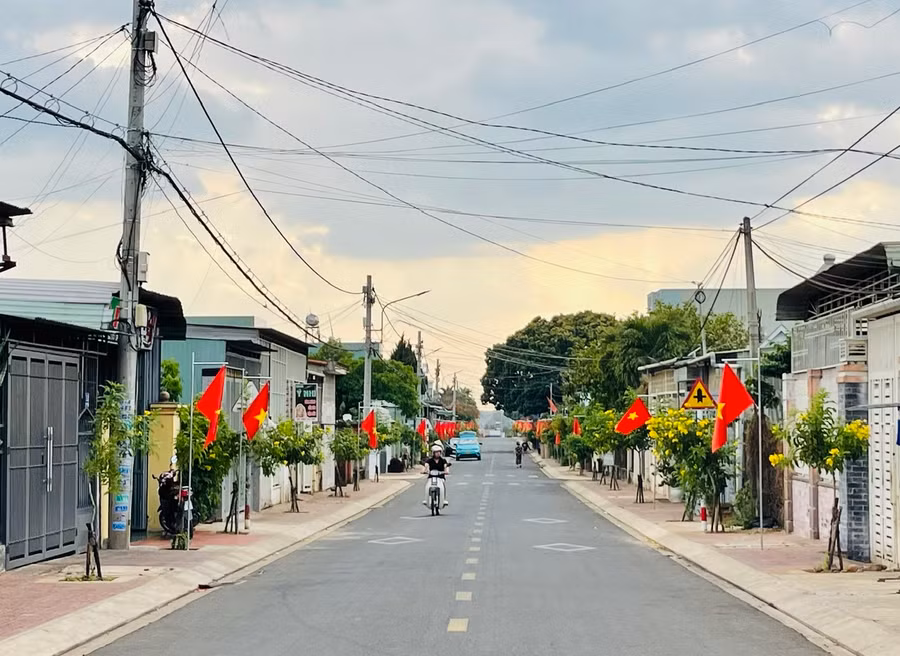 Tuyến đường Kim Đồng khang trang hơn khi Đoàn phường triển khai mô hình Đường cờ Tổ quốc. Ảnh: Nhật Hào Tuyến đường Kim Đồng khang trang hơn khi Đoàn phường triển khai mô hình Đường cờ Tổ quốc. Ảnh: Nhật Hào