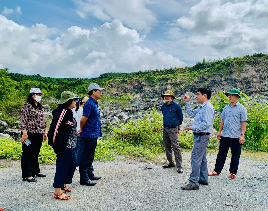 Đoàn công tác kiểm tra thực tế các mỏ khoáng sản tại huyện Chư Păh. Ảnh: Nhật Hào Đoàn công tác kiểm tra thực tế các mỏ khoáng sản tại huyện Chư Păh. Ảnh: Nhật Hào