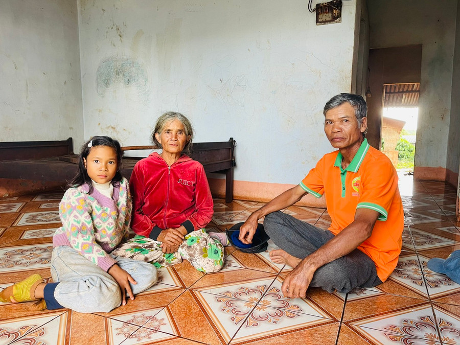 Bà Plăi ngồi chia sẻ với mọi người về hoàn cảnh của mình. Ảnh: Nhật Hào Bà Plăi ngồi chia sẻ với mọi người về hoàn cảnh của mình. Ảnh: Nhật Hào