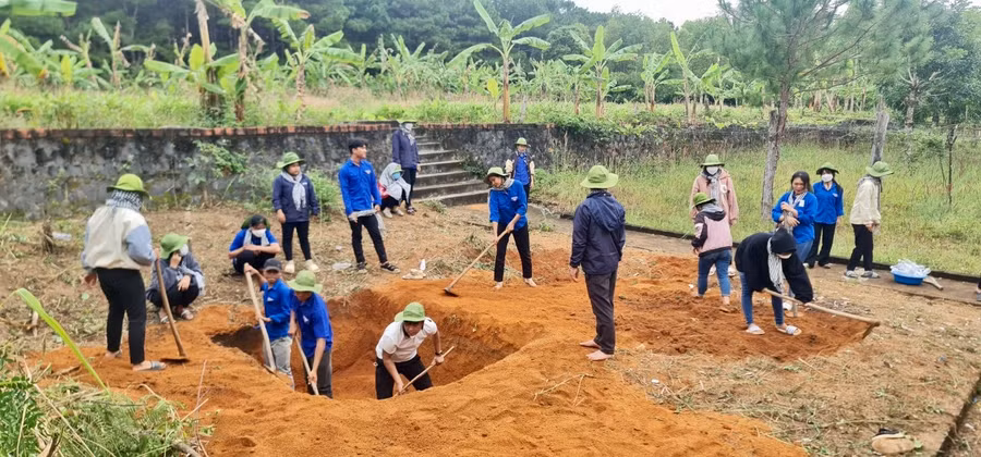 Đoàn xã Chư Đăng Ya phối hợp với một số đơn vị trường học đào hố xử lý rác thải cho các trường học và hộ dân trên địa bàn. Ảnh: Nhật Hào