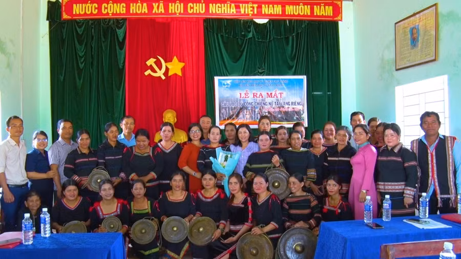 Hiện nay, CLB cồng chiêng nữ làng Riêng đã thu hút 31 thành viên tham gia. Ảnh: Nhật Hào