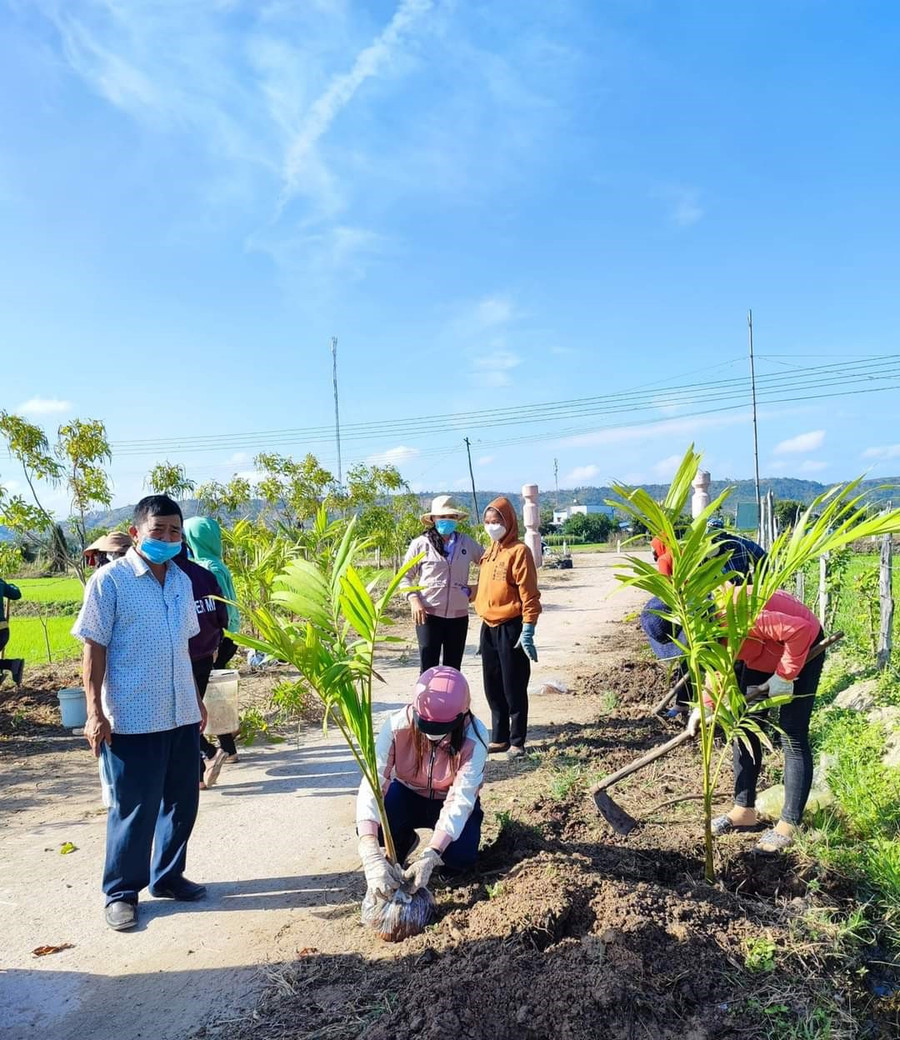 Cán bộ, hội viên phụ nữ xã Ayun Hạ trồng hoa, cây cảnh dọc đường vào Khu Di tích lịch sử-văn hoá cấp quốc gia Plei Ơi. Ảnh: Nhật Hào Cán bộ, hội viên phụ nữ xã Ayun Hạ trồng hoa, cây cảnh dọc đường vào Khu Di tích lịch sử-văn hoá cấp quốc gia Plei Ơi. Ảnh: Nhật Hào