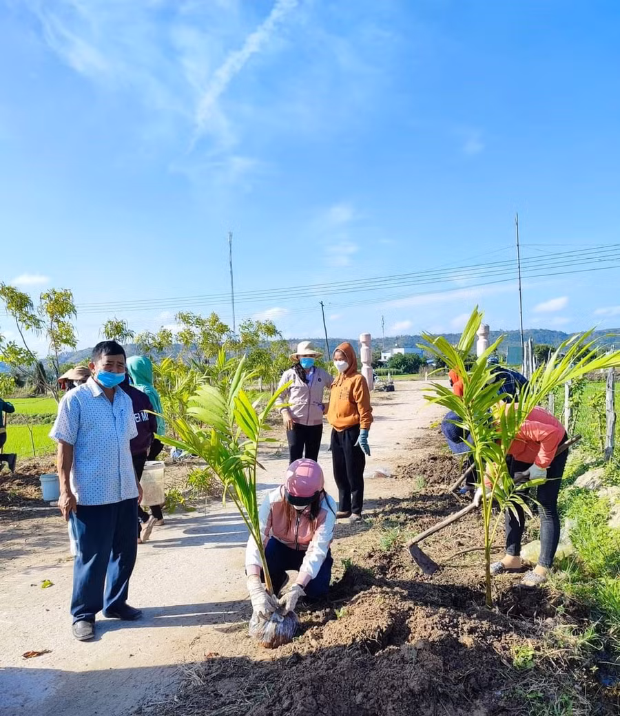 Cán bộ, hội viên phụ nữ xã Ayun Hạ trồng hoa, cây cảnh dọc đường vào Khu Di tích lịch sử-văn hoá cấp quốc gia Plei Ơi. Ảnh: Nhật Hào Cán bộ, hội viên phụ nữ xã Ayun Hạ trồng hoa, cây cảnh dọc đường vào Khu Di tích lịch sử-văn hoá cấp quốc gia Plei Ơi. Ảnh: Nhật Hào