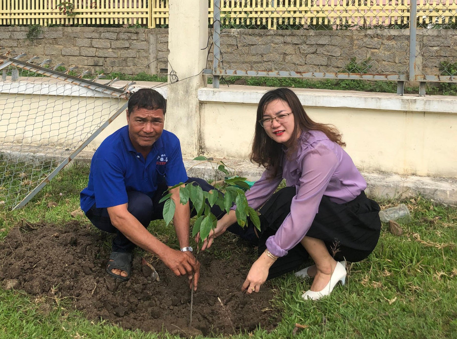 Sau lễ phát động, các đại biểu đã trồng cây xạ đen tại khu dự án bố trí tái định cư buôn Jứ. Ảnh: Nhật Hào