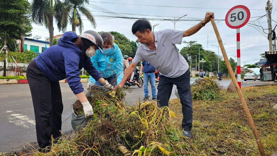 Hoạt động này đã giúp cho nhiều tuyến đường trên địa bàn được phát quang, dọn dẹp sạch sẽ. Ảnh: Nhật Hào