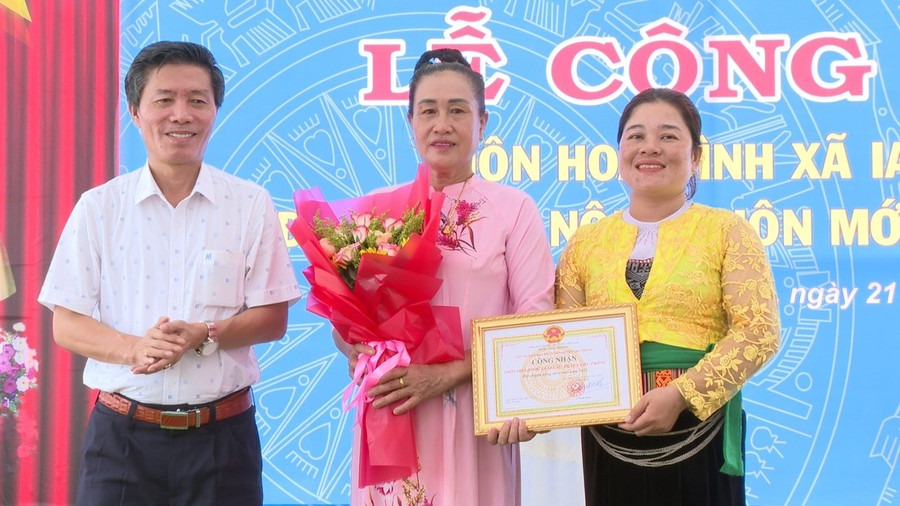 Chủ tịch UBND huyện trao bằng công nhận đạt chuẩn nông thôn mới cho cán bộ và Nhân dân thôn Hòa Bình. Ảnh: Nhật Hào Chủ tịch UBND huyện trao bằng công nhận đạt chuẩn nông thôn mới cho cán bộ và Nhân dân thôn Hòa Bình. Ảnh: Nhật Hào