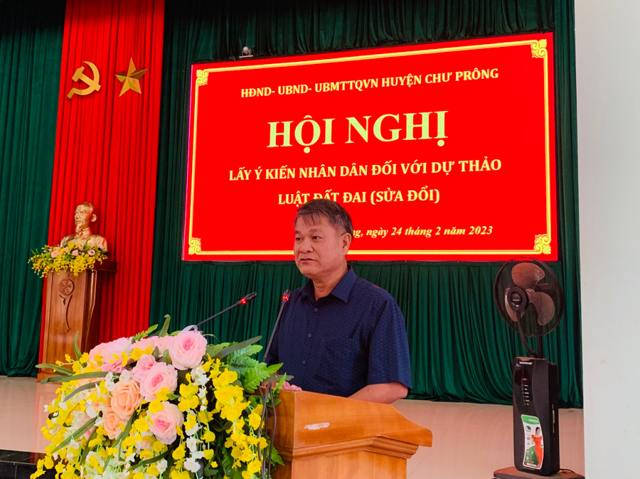 Bí thư Huyện uỷ Đinh Văn Dũng phát biểu chỉ đạo tại Hội nghị. Ảnh: Nhật Hào