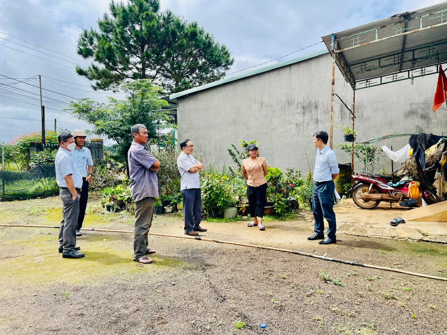 Đoàn đã kiểm tra thực tế hoàn cảnh của một số hộ nghèo tại xã Gào. Ảnh: Nhật Hào Đoàn đã kiểm tra thực tế hoàn cảnh của một số hộ nghèo tại xã Gào. Ảnh: Nhật Hào