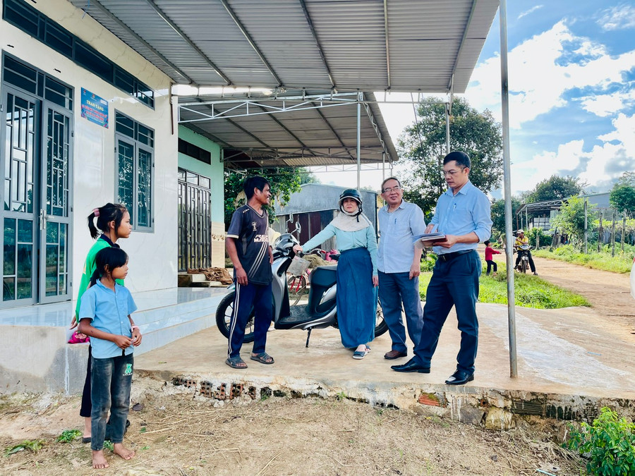 Đoàn đã kiểm tra hoàn cảnh gia đình anh Rơ Châm Duit (làng Wâu). Ảnh: Nhật Hào Đoàn đã kiểm tra hoàn cảnh gia đình anh Rơ Châm Duit (làng Wâu). Ảnh: Nhật Hào
