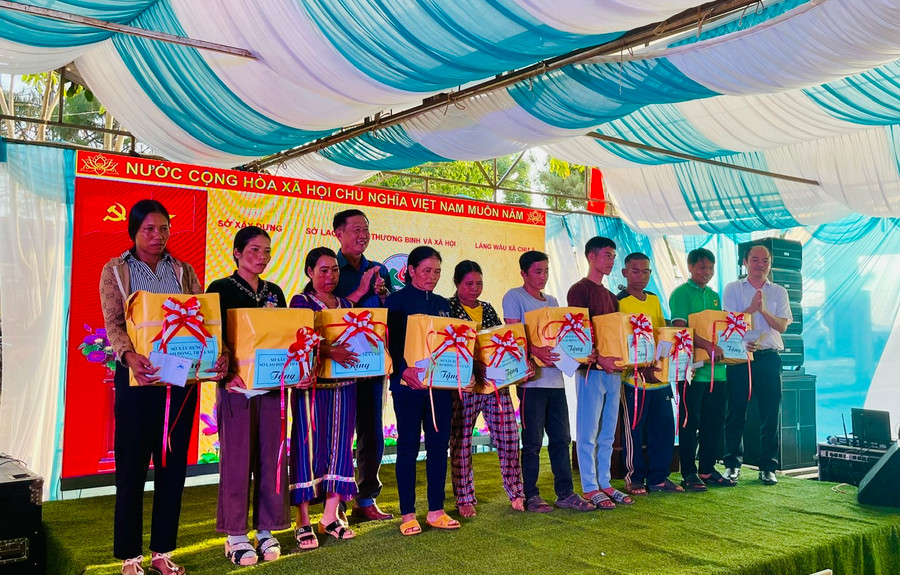 Đại diện lãnh đạo 2 Sở đã tặng 9 suất quà cho hộ nghèo làng Wâu. Ảnh: Nhật Hào