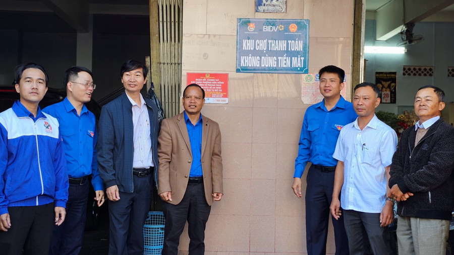 UBND các xã, phường đã phối hợp với các ngân hàng thực hiện mô hình khu chợ thanh toán không dùng tiền mặt để góp phần chuyển đổi số. Ảnh: Vũ Thảo UBND các xã, phường đã phối hợp với các ngân hàng thực hiện mô hình khu chợ thanh toán không dùng tiền mặt để góp phần chuyển đổi số. Ảnh: Vũ Thảo