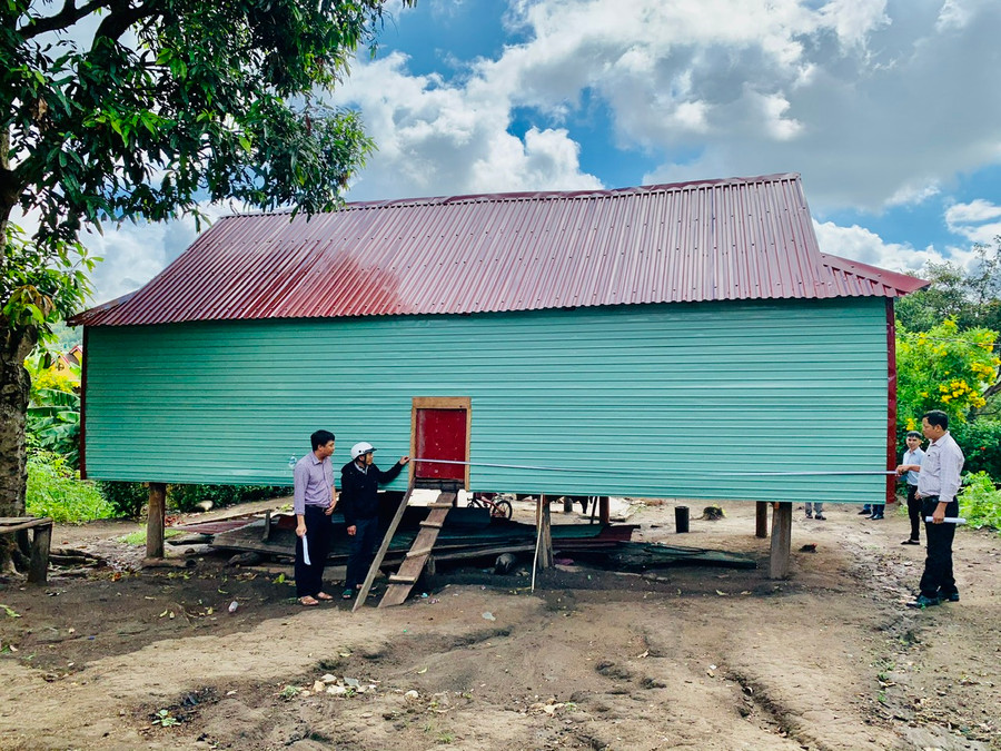 Đoàn kiểm tra về diện tích xây dựng nhà. Ảnh: Nhật Hào Đoàn kiểm tra về diện tích xây dựng nhà. Ảnh: Nhật Hào