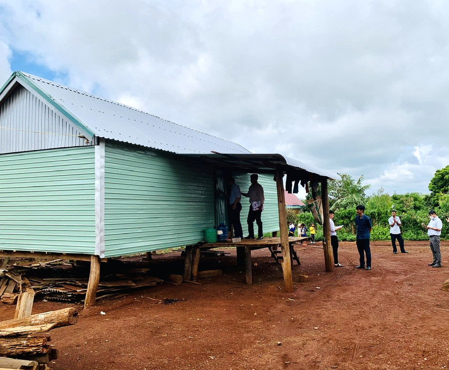 Đoàn đi thực tế giám sát việc hỗ trợ xây dựng nhà ở cho người nghèo tại xã Yang Nam. Ảnh: Nhật Hào Đoàn đi thực tế giám sát việc hỗ trợ xây dựng nhà ở cho người nghèo tại xã Yang Nam. Ảnh: Nhật Hào