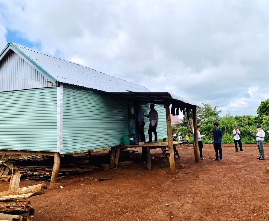 Đoàn đi thực tế giám sát việc hỗ trợ xây dựng nhà ở cho người nghèo tại xã Yang Nam. Ảnh: Nhật Hào Đoàn đi thực tế giám sát việc hỗ trợ xây dựng nhà ở cho người nghèo tại xã Yang Nam. Ảnh: Nhật Hào