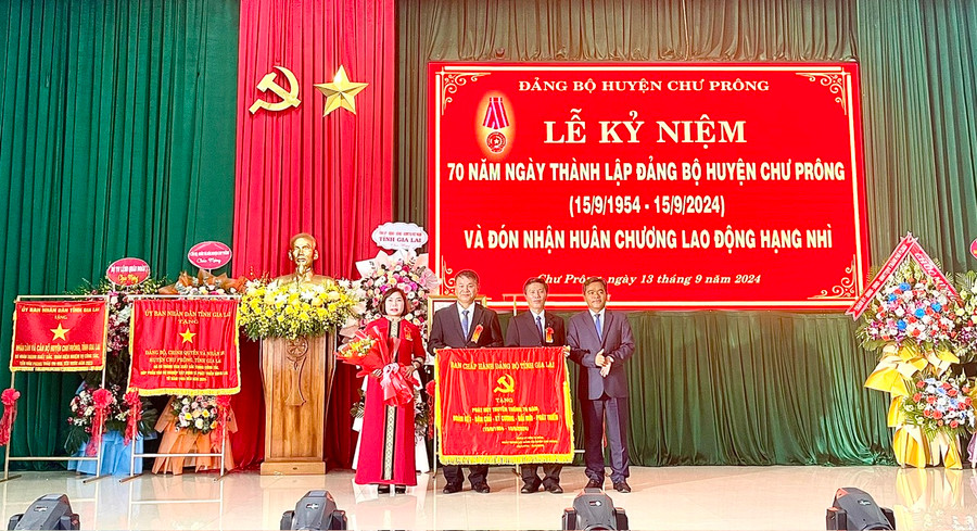 Bí thư Tỉnh ủy Hồ Văn Niên đã trao tặng bức trướng của Ban Chấp hành Đảng bộ tỉnh cho Đảng bộ huyện Chư Prông. Ảnh: Hồng Thương Bí thư Tỉnh ủy Hồ Văn Niên đã trao tặng bức trướng của Ban Chấp hành Đảng bộ tỉnh cho Đảng bộ huyện Chư Prông. Ảnh: Hồng Thương