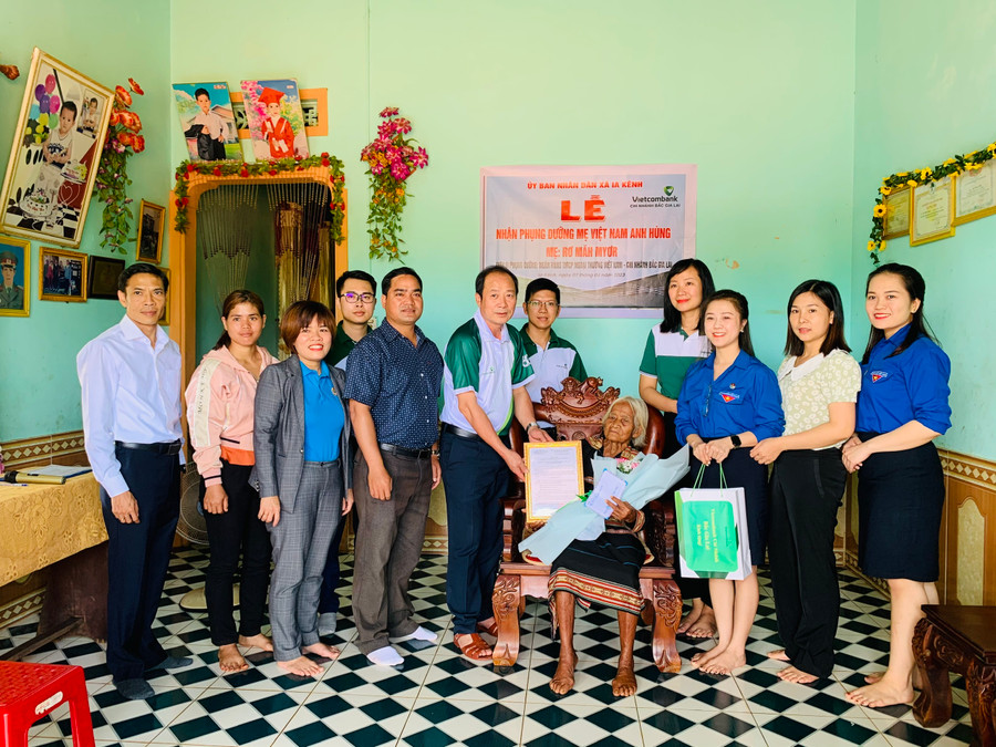 Vietcombank Bắc Gia Lai là đơn vị nhận phụng dưỡng 3 Mẹ Việt Nam Anh hùng tại TP. Pleiku. Ảnh: Hồng Thương