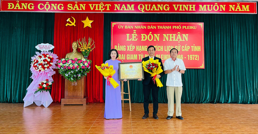 Ông Trần Ngọc Nhung-Tỉnh ủy viên-Giám đốc Sở Văn hóa, Thể thao và Du lịch trao Bằng xếp hạng di tích lịch sử cấp tỉnh “Trại giam tù binh Pleiku”. Ảnh: Nhật Hào Ông Trần Ngọc Nhung-Tỉnh ủy viên-Giám đốc Sở Văn hóa, Thể thao và Du lịch trao Bằng xếp hạng di tích lịch sử cấp tỉnh “Trại giam tù binh Pleiku”. Ảnh: Nhật Hào