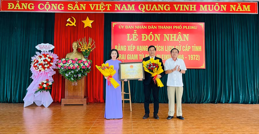 Ông Trần Ngọc Nhung-Tỉnh ủy viên-Giám đốc Sở Văn hóa, Thể thao và Du lịch trao Bằng xếp hạng di tích lịch sử cấp tỉnh “Trại giam tù binh Pleiku”. Ảnh: Nhật Hào