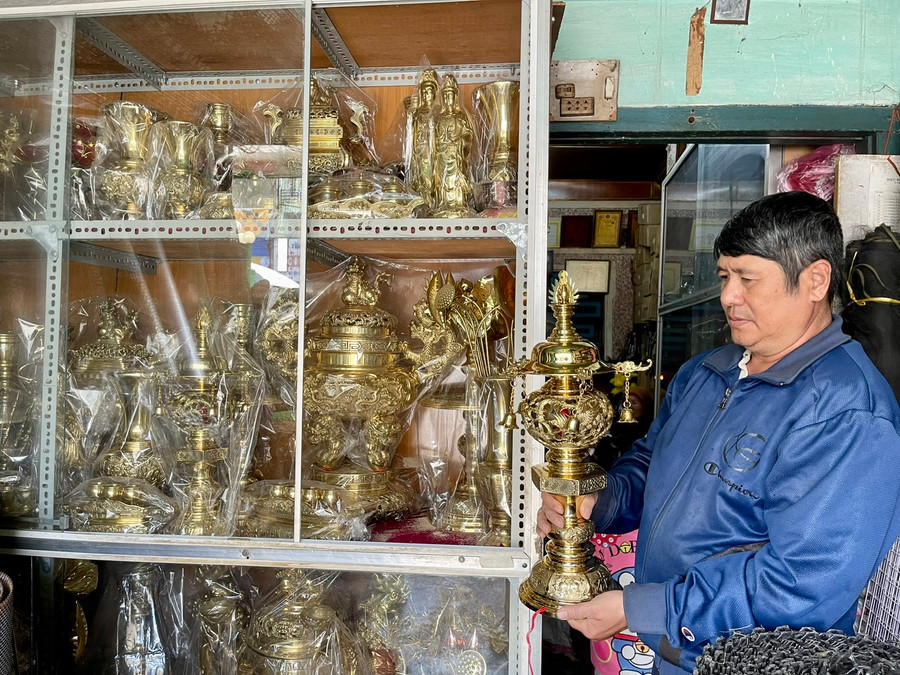 Theo ông Truyền, nếu đầy đủ nhất, bộ lư đồng sẽ có 13 món nhưng nhiều gia đình chọn mua 3-5 món tùy theo điều kiện kinh tế. Ảnh: Nhật Hào