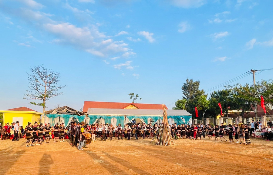 Kết thúc Lễ ký kết, các đại biểu cùng cán bộ và Nhân dân làng Wâu tham gia phần hội. Ảnh: Nhật Hào