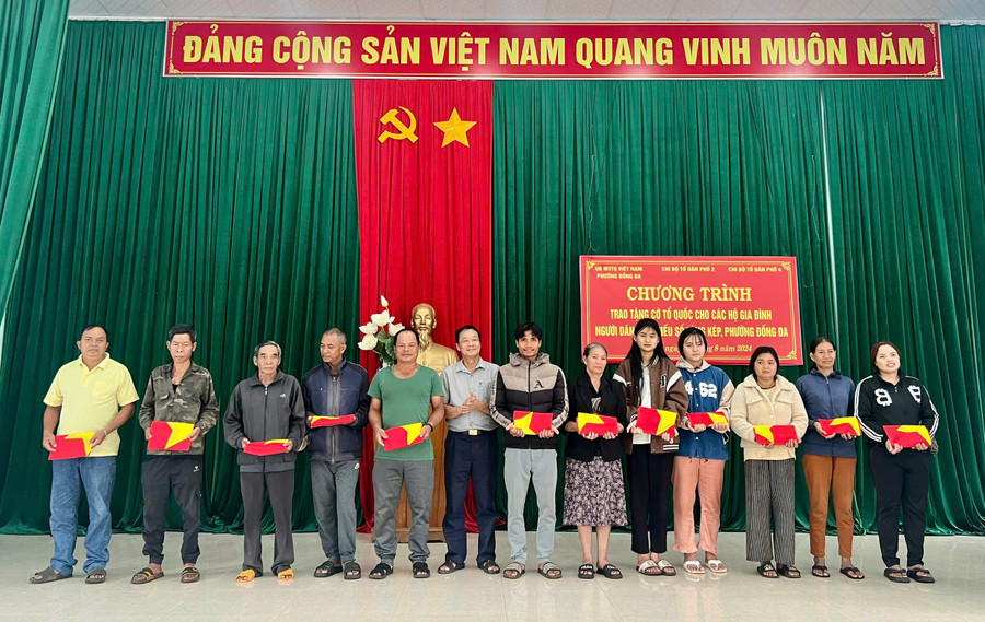 Cùng với việc tặng cờ Tổ quốc, người dân còn được tuyên truyền về ý nghĩa của việc treo cờ. Ảnh Người dân cung cấp Cùng với việc tặng cờ Tổ quốc, người dân còn được tuyên truyền về ý nghĩa của việc treo cờ. Ảnh Người dân cung cấp