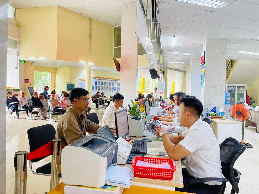 Sở Tài nguyên và Môi trường ban hành văn bản hướng dẫn để UBND các huyện, thị xã, thành phố; văn phòng đăng ký đất đai biết, nghiên cứu thực hiện nhằm tháo gỡ vướng mắc cho người dân. Ảnh: Nhật Hào Sở Tài nguyên và Môi trường ban hành văn bản hướng dẫn để UBND các huyện, thị xã, thành phố; văn phòng đăng ký đất đai biết, nghiên cứu thực hiện nhằm tháo gỡ vướng mắc cho người dân. Ảnh: Nhật Hào