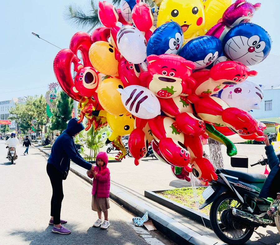 Mỗi ngày, vợ chồng bà Tịnh lãi hơn 1 triệu đồng từ bán bóng dạo trong dịp Tết. Ảnh: Nhật Hào