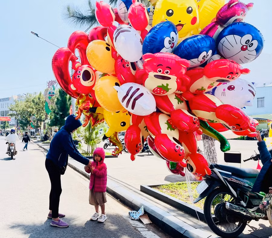 Mỗi ngày, vợ chồng bà Tịnh lãi hơn 1 triệu đồng từ bán bóng dạo trong dịp Tết. Ảnh: Nhật Hào