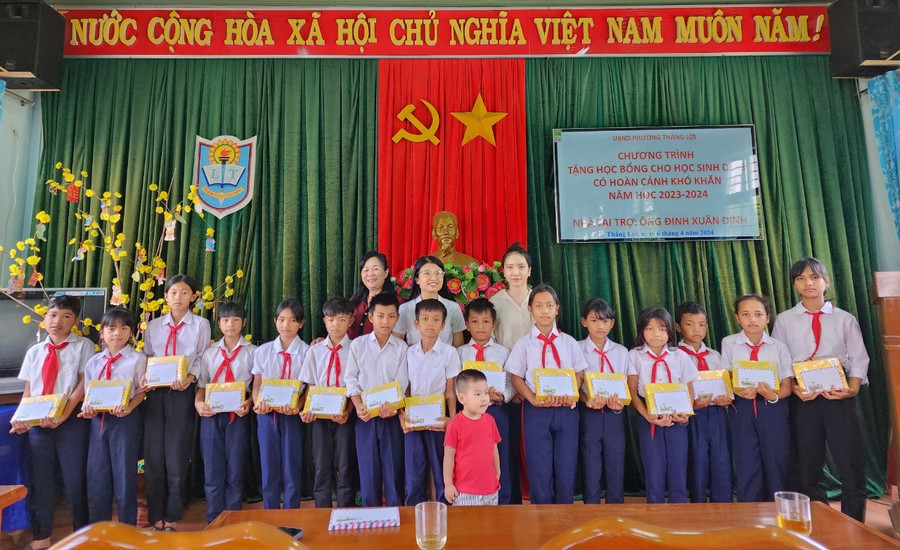 Đại diện lãnh đạo UBND phường, Hội khuyến học phường và Mạnh Thường Quân trao học bổng cho các em học sinh. Ảnh: Nhật Hào