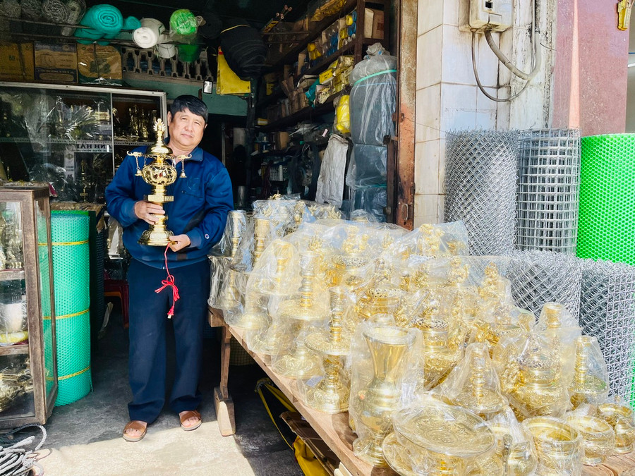 Bên cạnh gìn giữ bộ lư đồng truyền thống, ông Truyền còn mở thêm cửa hàng bán lư đồng để góp phần gìn giữ nét đẹp văn hóa thờ cúng này. Ảnh: Nhật Hào